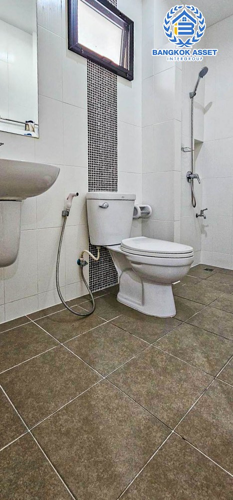 *****บ้านแฝดมือสอง ธนาฮาบิเเทต ราชพฤกษ์-สิรินทร เนื้อที่ 35.40 ตร.ว. ฟังก์ชัน 3 ห้องนอน 3 ห้องน้ำ 2 ที่จอดรถ บ้านสภาพดีเยี่ยม เหมือนใหม่พร้อมเข้าอยู่ได้มันที บนทำเลเดินทางสะดวก เชื่อมต่อถนนสิรินธร ถนนราชพฤกษ์ ถนนบรมราชชนนี ใกล้เดอะวอล์ค ราชพฤกษ์ และจุดขึ้นทางด่วน "ศรีรัช"