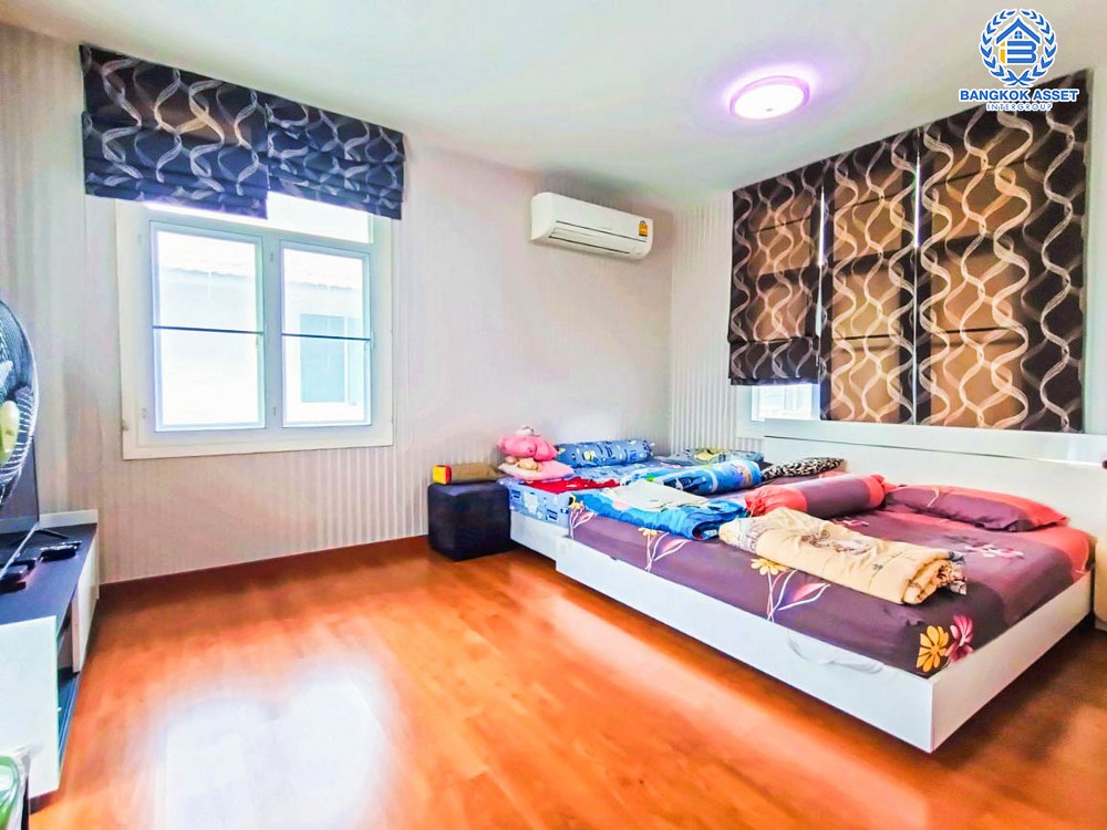 *****บ้านเดี่ยวมือสอง โครงการ โฮมเพลส กาญจนาภิเษก เนื้อที่ 56.40 ตร.ว. ฟังก์ชัน 4 ห้องนอน 2 ห้องน้ำ 2 ที่จอดรถ บริเวณบ้านกว้าง พื้นที่ใช้สอยเยอะ ทำเลเดินทางเข้า-ออกในเมืองได้ง่าย เชื่อมต่อถนนคลองถนน ถนนกาญจนาภิเษก ถนนรัตนาธิเบศร์ ใกล้รถไฟฟ้าสายสีม่วง "สถานีคลองบางไผ่" และจุดขึ้นทางด่วน "ศรีรัช"