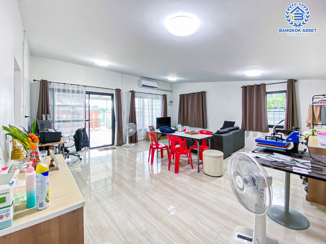 *****บ้านเดี่ยวมือสองปทุมธานี หมู่บ้าน เลียบคลองสาม ลำลูกกา เนื้อที่กว้าง 50 ตร.ว. ฟังก์ชัน 1 ห้องนอน 2 ห้องน้ำ 2 ที่จอดรถ บนทำเลเข้า-ออกเมืองสะดวกสุดๆ เชื่อมต่อถนนลำลูกกา ใกล้รถไฟฟ้าสายสีเขียว "สถานีคูคต" ในราคา 2 ล้านกว่าเท่านั้น!!