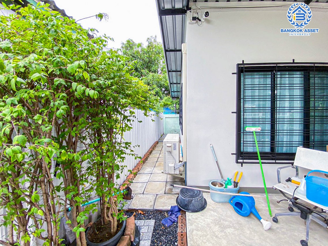 *****บ้านเดี่ยวมือสองปทุมธานี หมู่บ้าน เลียบคลองสาม ลำลูกกา เนื้อที่กว้าง 50 ตร.ว. ฟังก์ชัน 1 ห้องนอน 2 ห้องน้ำ 2 ที่จอดรถ บนทำเลเข้า-ออกเมืองสะดวกสุดๆ เชื่อมต่อถนนลำลูกกา ใกล้รถไฟฟ้าสายสีเขียว "สถานีคูคต" ในราคา 2 ล้านกว่าเท่านั้น!!