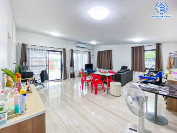 *****บ้านเดี่ยวมือสองปทุมธานี หมู่บ้าน เลียบคลองสาม ลำลูกกา เนื้อที่กว้าง 50 ตร.ว. ฟังก์ชัน 1 ห้องนอน 2 ห้องน้ำ 2 ที่จอดรถ บนทำเลเข้า-ออกเมืองสะดวกสุดๆ เชื่อมต่อถนนลำลูกกา ใกล้รถไฟฟ้าสายสีเขียว "สถานีคูคต" ในราคา 2 ล้านกว่าเท่านั้น!!