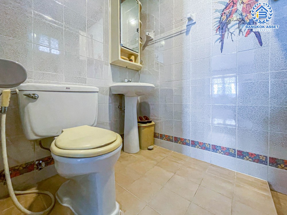 *****บ้านเดี่ยวมือสอง โครงการ เพอร์เฟคเพลส ไทรม้า เนื้อที่กว้างขวางถึง 60 ตร.ว. ฟังก์ชัน 3 ห้องนอน 4 ห้องน้ำ ที่จอดรถ 2 คัน ต่อเติมภายในสวย มีห้องน้ำในตัวทุกห้องนอน บนทำเลแห่งการเดินทาง เชื่อมต่อถนนรัตนาธิเบศร์ ถนน ใกล้รถไฟฟ้าสายสีม่วง "สถานีบางรักน้อยท่าอิฐ" และทางด่วน "งามวงศ์วาน"...