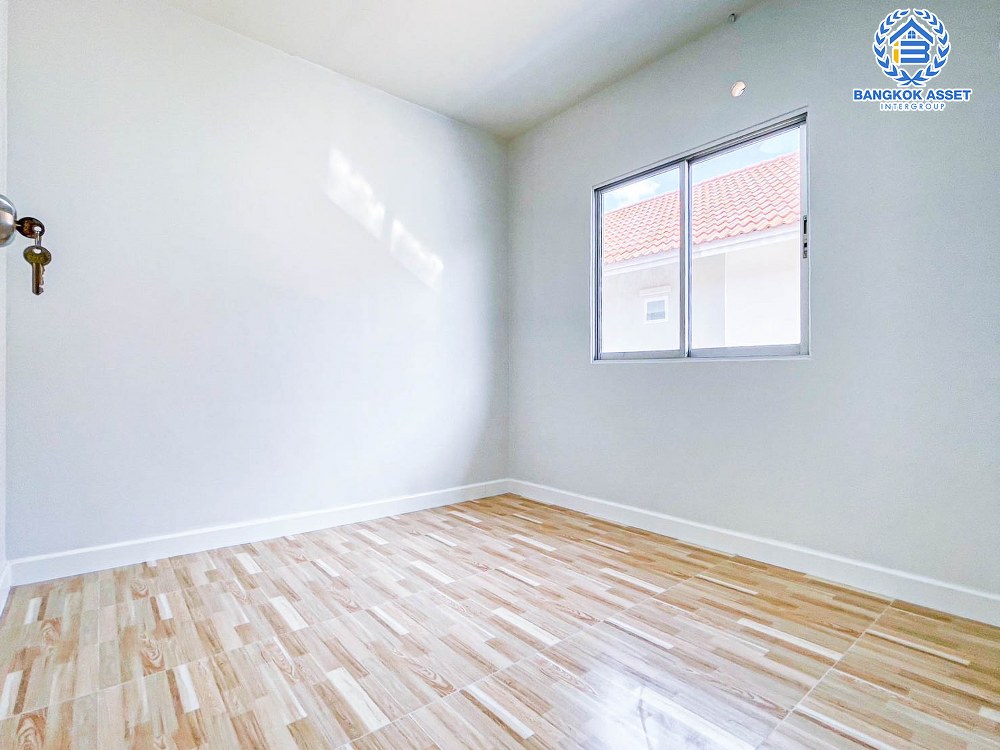 *****ทาวน์เฮ้าส์มือสอง โครงการ บ้านพฤกษา33 กาญจนาภิเษก เนื้อที่ 16 ตร.ว. ฟังก์ชัน 3 ห้องนอน 2 ห้องน้ำ 1 ที่จอดรถ บ้านสภาพดีเยี่ยม พร้อมเข้าอยู่ บนทำเลเดินทางสะดวก เชื่อมต่อถนนกาญจนาภิเษก ถนนบ้านกล้วยไทรน้อย ถนนรัตนาธิเบศร์ ใกล้รถไฟฟ้าสายสีม่วง "สถานีสถานีคลองบางไผ่" และจุดขึ้นทางด่วน "ศรีรัช"