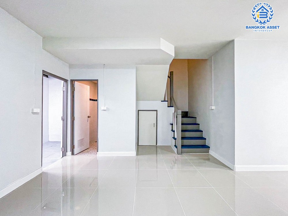 *****ทาวน์เฮ้าส์มือสอง โครงการ บ้านพฤกษา33 กาญจนาภิเษก เนื้อที่ 16 ตร.ว. ฟังก์ชัน 3 ห้องนอน 2 ห้องน้ำ 1 ที่จอดรถ บ้านสภาพดีเยี่ยม พร้อมเข้าอยู่ บนทำเลเดินทางสะดวก เชื่อมต่อถนนกาญจนาภิเษก ถนนบ้านกล้วยไทรน้อย ถนนรัตนาธิเบศร์ ใกล้รถไฟฟ้าสายสีม่วง "สถานีสถานีคลองบางไผ่" และจุดขึ้นทางด่วน "ศรีรัช"