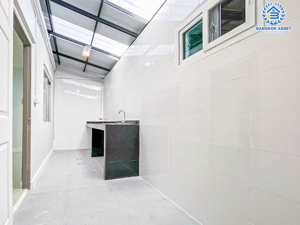 *****ทาวน์เฮ้าส์มือสอง โครงการ บ้านพฤกษา33 กาญจนาภิเษก เนื้อที่ 16 ตร.ว. ฟังก์ชัน 3 ห้องนอน 2 ห้องน้ำ 1 ที่จอดรถ บ้านสภาพดีเยี่ยม พร้อมเข้าอยู่ บนทำเลเดินทางสะดวก เชื่อมต่อถนนกาญจนาภิเษก ถนนบ้านกล้วยไทรน้อย ถนนรัตนาธิเบศร์ ใกล้รถไฟฟ้าสายสีม่วง "สถานีสถานีคลองบางไผ่" และจุดขึ้นทางด่วน "ศรีรัช"