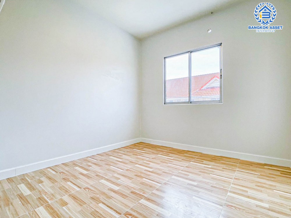 *****ทาวน์เฮ้าส์มือสอง โครงการ บ้านพฤกษา33 กาญจนาภิเษก เนื้อที่ 16 ตร.ว. ฟังก์ชัน 3 ห้องนอน 2 ห้องน้ำ 1 ที่จอดรถ บ้านสภาพดีเยี่ยม พร้อมเข้าอยู่ บนทำเลเดินทางสะดวก เชื่อมต่อถนนกาญจนาภิเษก ถนนบ้านกล้วยไทรน้อย ถนนรัตนาธิเบศร์ ใกล้รถไฟฟ้าสายสีม่วง "สถานีสถานีคลองบางไผ่" และจุดขึ้นทางด่วน "ศรีรัช"