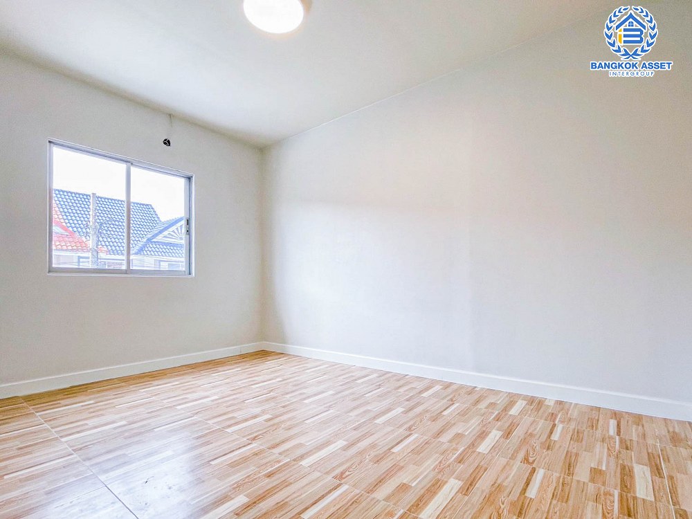 *****ทาวน์เฮ้าส์มือสอง โครงการ บ้านพฤกษา33 กาญจนาภิเษก เนื้อที่ 16 ตร.ว. ฟังก์ชัน 3 ห้องนอน 2 ห้องน้ำ 1 ที่จอดรถ บ้านสภาพดีเยี่ยม พร้อมเข้าอยู่ บนทำเลเดินทางสะดวก เชื่อมต่อถนนกาญจนาภิเษก ถนนบ้านกล้วยไทรน้อย ถนนรัตนาธิเบศร์ ใกล้รถไฟฟ้าสายสีม่วง "สถานีสถานีคลองบางไผ่" และจุดขึ้นทางด่วน "ศรีรัช"