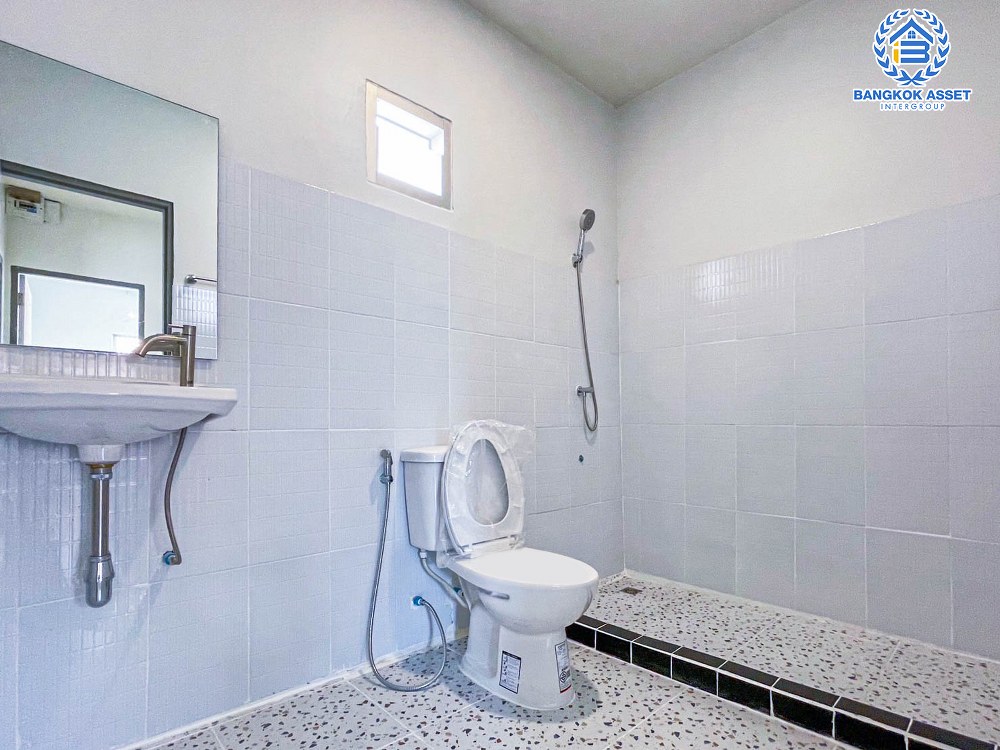 *****ทาวน์เฮ้าส์มือสอง โครงการ บ้านพฤกษา33 กาญจนาภิเษก เนื้อที่ 16 ตร.ว. ฟังก์ชัน 3 ห้องนอน 2 ห้องน้ำ 1 ที่จอดรถ บ้านสภาพดีเยี่ยม พร้อมเข้าอยู่ บนทำเลเดินทางสะดวก เชื่อมต่อถนนกาญจนาภิเษก ถนนบ้านกล้วยไทรน้อย ถนนรัตนาธิเบศร์ ใกล้รถไฟฟ้าสายสีม่วง "สถานีสถานีคลองบางไผ่" และจุดขึ้นทางด่วน "ศรีรัช"