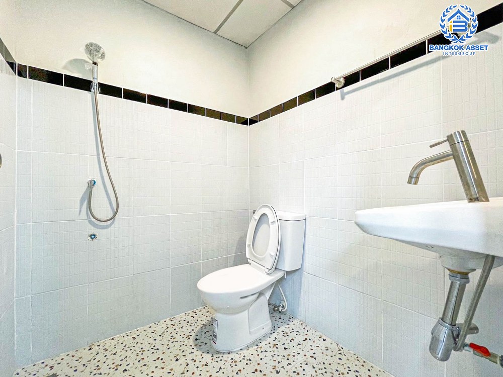 *****ทาวน์เฮ้าส์มือสอง โครงการ บ้านพฤกษา33 กาญจนาภิเษก เนื้อที่ 16 ตร.ว. ฟังก์ชัน 3 ห้องนอน 2 ห้องน้ำ 1 ที่จอดรถ บ้านสภาพดีเยี่ยม พร้อมเข้าอยู่ บนทำเลเดินทางสะดวก เชื่อมต่อถนนกาญจนาภิเษก ถนนบ้านกล้วยไทรน้อย ถนนรัตนาธิเบศร์ ใกล้รถไฟฟ้าสายสีม่วง "สถานีสถานีคลองบางไผ่" และจุดขึ้นทางด่วน "ศรีรัช"