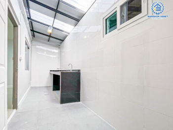 *****ทาวน์เฮ้าส์มือสอง โครงการ บ้านพฤกษา33 กาญจนาภิเษก เนื้อที่ 16 ตร.ว. ฟังก์ชัน 3 ห้องนอน 2 ห้องน้ำ 1 ที่จอดรถ บ้านสภาพดีเยี่ยม พร้อมเข้าอยู่ บนทำเลเดินทางสะดวก เชื่อมต่อถนนกาญจนาภิเษก ถนนบ้านกล้วยไทรน้อย ถนนรัตนาธิเบศร์ ใกล้รถไฟฟ้าสายสีม่วง "สถานีสถานีคลองบางไผ่" และจุดขึ้นทางด่วน "ศรีรัช"