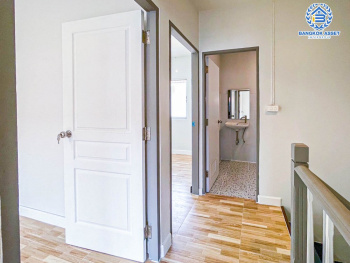 *****ทาวน์เฮ้าส์มือสอง โครงการ บ้านพฤกษา33 กาญจนาภิเษก เนื้อที่ 16 ตร.ว. ฟังก์ชัน 3 ห้องนอน 2 ห้องน้ำ 1 ที่จอดรถ บ้านสภาพดีเยี่ยม พร้อมเข้าอยู่ บนทำเลเดินทางสะดวก เชื่อมต่อถนนกาญจนาภิเษก ถนนบ้านกล้วยไทรน้อย ถนนรัตนาธิเบศร์ ใกล้รถไฟฟ้าสายสีม่วง "สถานีสถานีคลองบางไผ่" และจุดขึ้นทางด่วน "ศรีรัช"