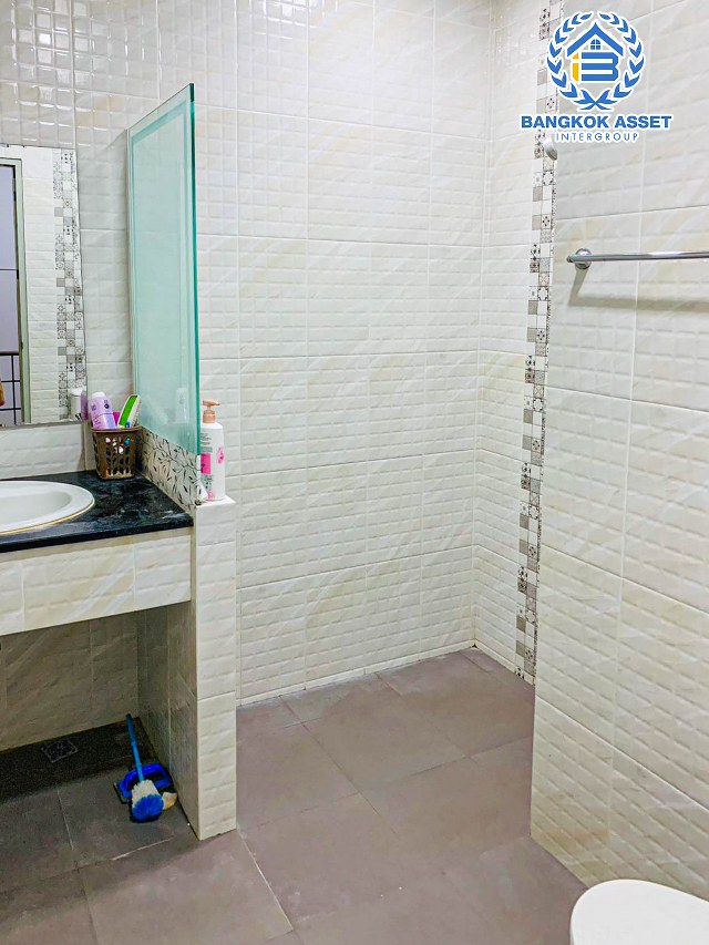 *****ทาวน์เฮ้าส์มือสองนครปฐม หมู่บ้าน ภูมิชนก พุทธมณฑลสาย4-5 เนื้อที่ 20 ตร.ว. ฟังก์ชัน 3 ห้องนอน 2 ห้องน้ำ 1 ที่จอดรถ บ้านพร้อมอยู่ แถมฟรี! 2 เครื่องปรับอากาศ 1 เครื่องทำน้ำอุ่น บนทำเลแห่งการเดินทาง เชื่อมต่อถนนเพชรเกษม, ถนนพุทธมณฑล สาย 4 และสาย5 จองเลย!