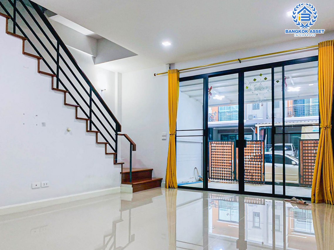 *****ทาวน์เฮ้าส์มือสองนครปฐม หมู่บ้าน ภูมิชนก พุทธมณฑลสาย4-5 เนื้อที่ 20 ตร.ว. ฟังก์ชัน 3 ห้องนอน 2 ห้องน้ำ 1 ที่จอดรถ บ้านพร้อมอยู่ แถมฟรี! 2 เครื่องปรับอากาศ 1 เครื่องทำน้ำอุ่น บนทำเลแห่งการเดินทาง เชื่อมต่อถนนเพชรเกษม, ถนนพุทธมณฑล สาย 4 และสาย5 จองเลย!