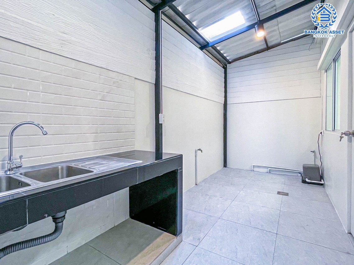 *****ทาวน์เฮ้าส์มือสองนนทบุรี โครงการ บ้านพฤกษาไพร์ม95/1 ซ.กันตนา-วงแหวนฯ เนื้อที่เกือบ 18 ตร.ว. ฟังก์ชัน 2 ห้องนอน 3 ห้องน้ำ 1 ที่จอดรถ บ้านสภาพสวย พร้อมเข้าอยู่ บนทำเลเยี่ยม เชื่อมต่อถนนกาญจนาภิเษก ใกล้รถไฟฟ้าสายสีม่วง "สถานีตลาดบางใหญ่" และจุดขึ้นทางด่วน "ศรีรัช"