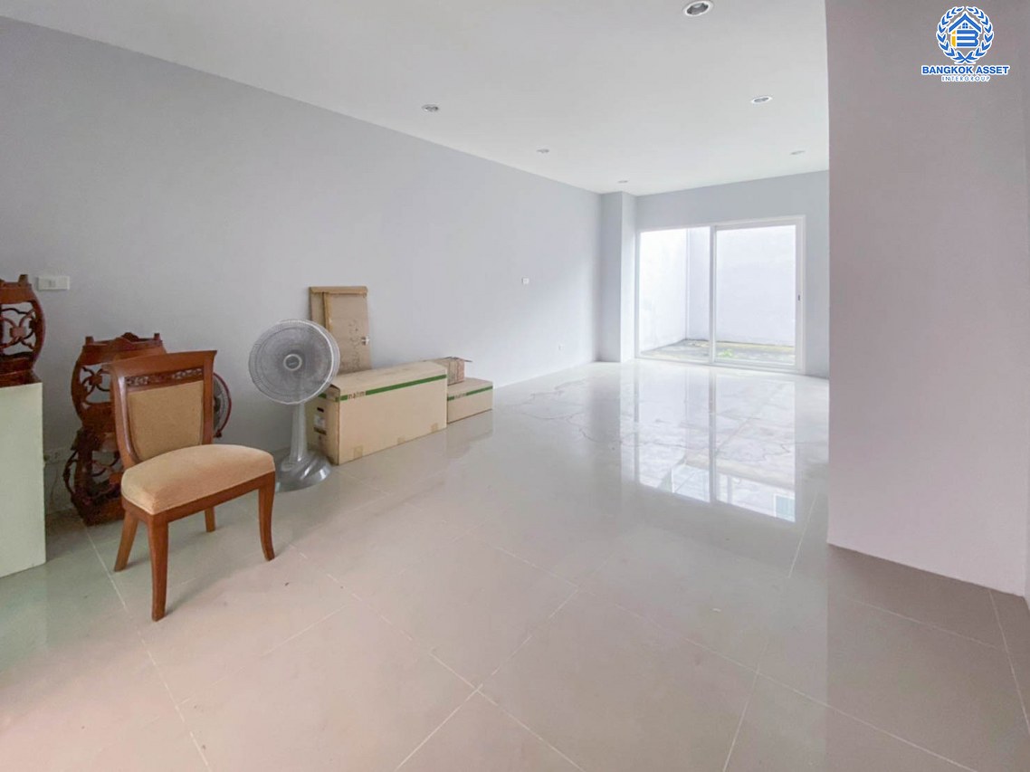 *****ทาวน์โฮมมือสองนนทบุรี โครงการ ดิเอ็กคลูซีฟ รัชดา-วงศ์สว่าง เนื้อที่กว้าง 24.4 ตร.ว. ฟังก์ชัน 3 ห้องนอน 3 ห้องน้ำ 2 ที่จอดรถ บ้านใหม่ ไม่เคยเข้าอยู่ บนทำเลโซนเมือง เดินทางสะดวก เชื่อมต่อ ถนนวงศ์สว่าง, ถนนติวานนท์, ถนนรัตนาธิเบศร์ ใกล้ทางด่วน "ศรีรัช" และรถไฟฟ้าสายสีม่วงสถานี "แยกติวานนท์" เพียง 5 นาทีเท่านั้น