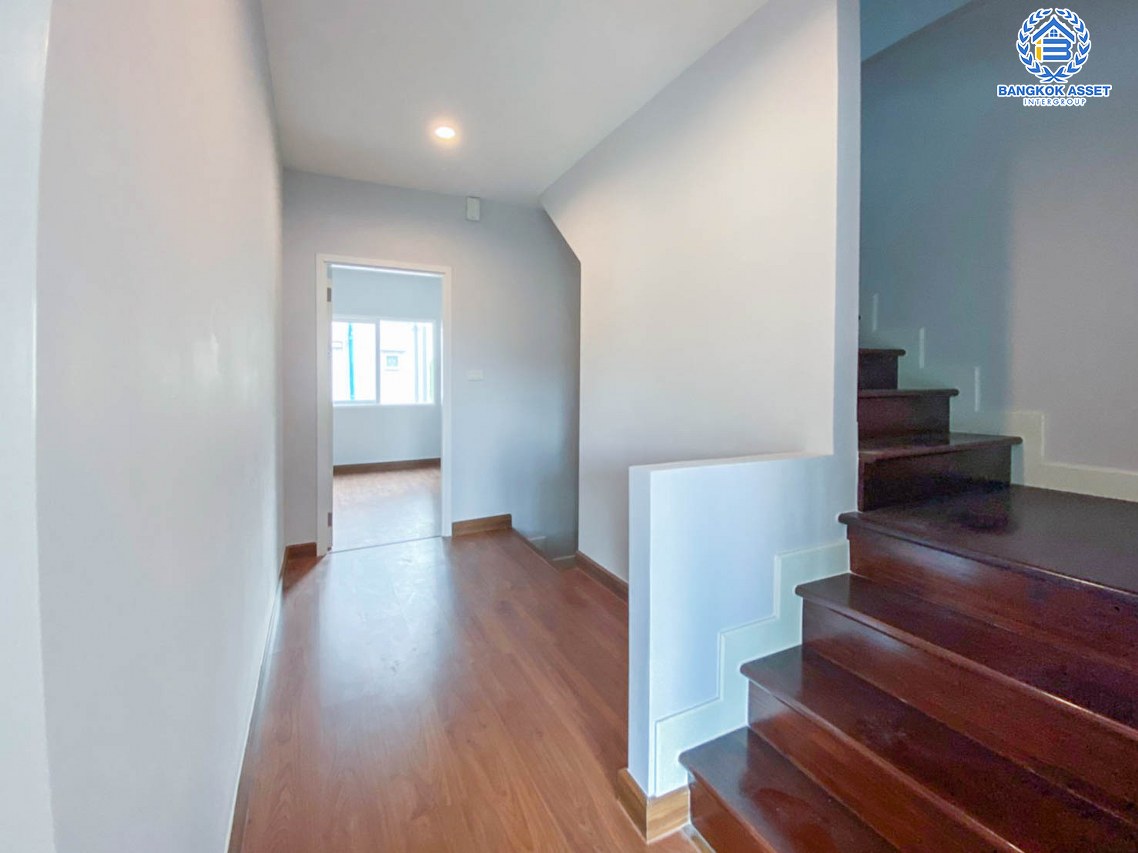 *****ทาวน์โฮมมือสองนนทบุรี โครงการ ดิเอ็กคลูซีฟ รัชดา-วงศ์สว่าง เนื้อที่กว้าง 24.4 ตร.ว. ฟังก์ชัน 3 ห้องนอน 3 ห้องน้ำ 2 ที่จอดรถ บ้านใหม่ ไม่เคยเข้าอยู่ บนทำเลโซนเมือง เดินทางสะดวก เชื่อมต่อ ถนนวงศ์สว่าง, ถนนติวานนท์, ถนนรัตนาธิเบศร์ ใกล้ทางด่วน "ศรีรัช" และรถไฟฟ้าสายสีม่วงสถานี "แยกติวานนท์" เพียง 5 นาทีเท่านั้น