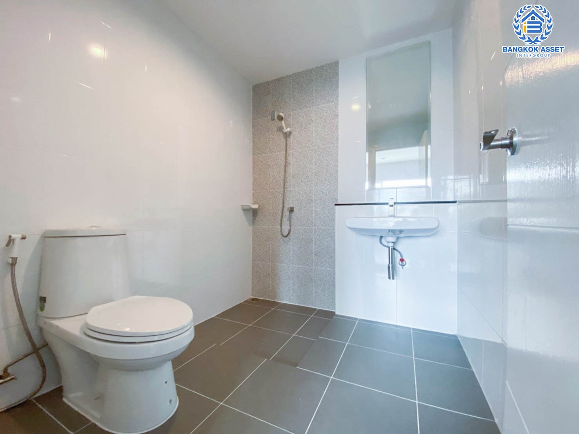 *****ทาวน์โฮมมือสองนนทบุรี โครงการ ดิเอ็กคลูซีฟ รัชดา-วงศ์สว่าง เนื้อที่กว้าง 24.4 ตร.ว. ฟังก์ชัน 3 ห้องนอน 3 ห้องน้ำ 2 ที่จอดรถ บ้านใหม่ ไม่เคยเข้าอยู่ บนทำเลโซนเมือง เดินทางสะดวก เชื่อมต่อ ถนนวงศ์สว่าง, ถนนติวานนท์, ถนนรัตนาธิเบศร์ ใกล้ทางด่วน "ศรีรัช" และรถไฟฟ้าสายสีม่วงสถานี "แยกติวานนท์" เพียง 5 นาทีเท่านั้น