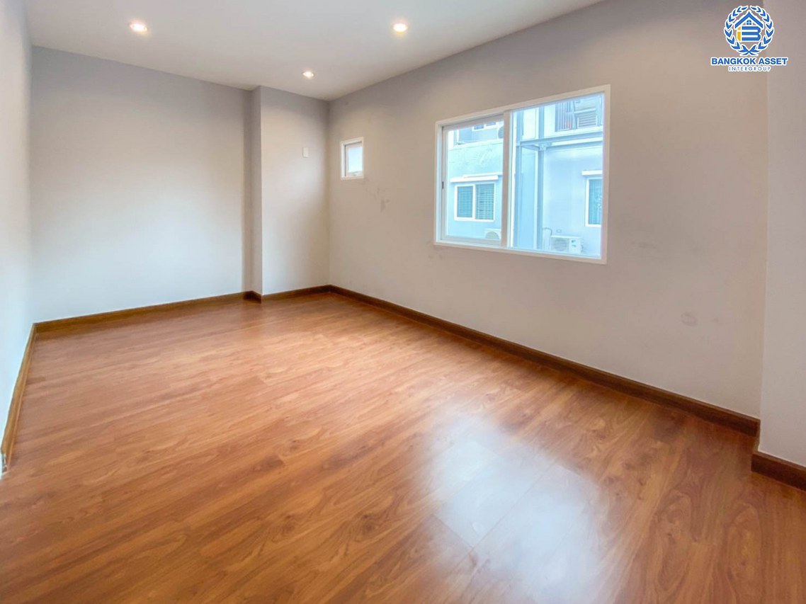 *****ทาวน์โฮมมือสองนนทบุรี โครงการ ดิเอ็กคลูซีฟ รัชดา-วงศ์สว่าง เนื้อที่กว้าง 24.4 ตร.ว. ฟังก์ชัน 3 ห้องนอน 3 ห้องน้ำ 2 ที่จอดรถ บ้านใหม่ ไม่เคยเข้าอยู่ บนทำเลโซนเมือง เดินทางสะดวก เชื่อมต่อ ถนนวงศ์สว่าง, ถนนติวานนท์, ถนนรัตนาธิเบศร์ ใกล้ทางด่วน "ศรีรัช" และรถไฟฟ้าสายสีม่วงสถานี "แยกติวานนท์" เพียง 5 นาทีเท่านั้น