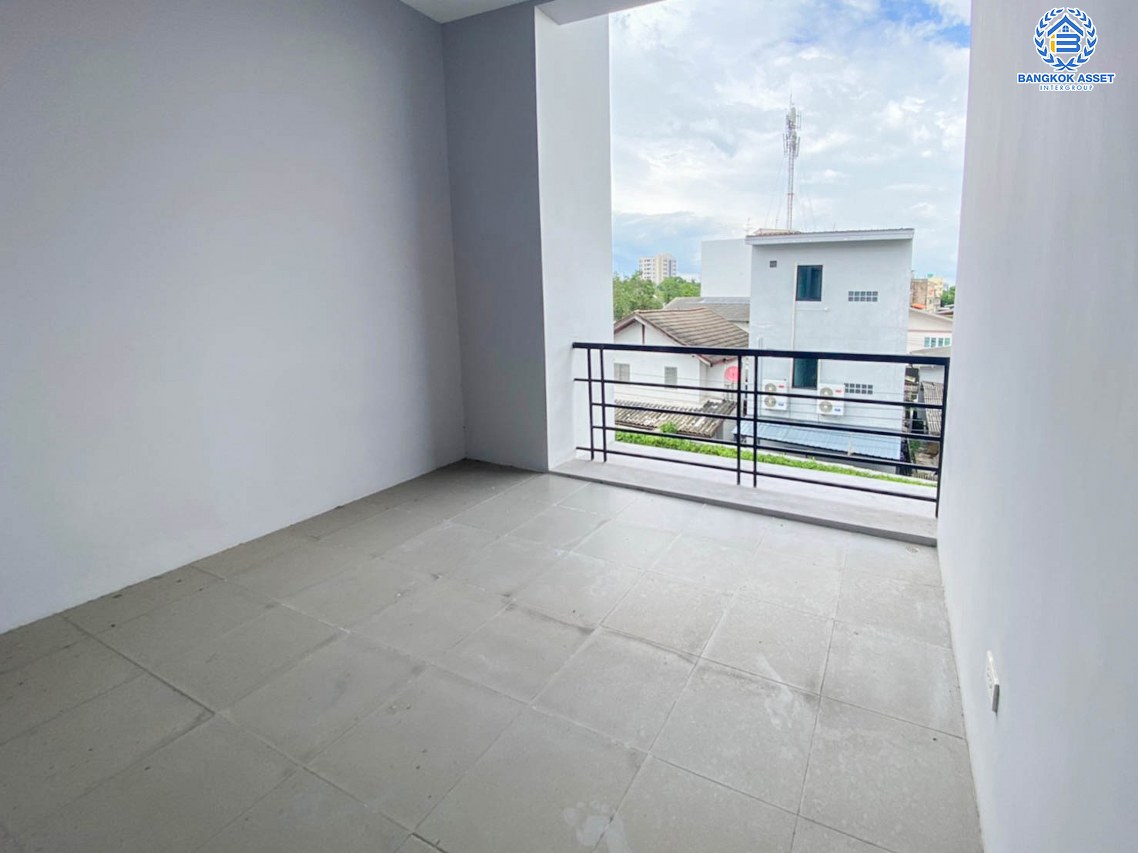 *****ทาวน์โฮมมือสองนนทบุรี โครงการ ดิเอ็กคลูซีฟ รัชดา-วงศ์สว่าง เนื้อที่กว้าง 24.4 ตร.ว. ฟังก์ชัน 3 ห้องนอน 3 ห้องน้ำ 2 ที่จอดรถ บ้านใหม่ ไม่เคยเข้าอยู่ บนทำเลโซนเมือง เดินทางสะดวก เชื่อมต่อ ถนนวงศ์สว่าง, ถนนติวานนท์, ถนนรัตนาธิเบศร์ ใกล้ทางด่วน "ศรีรัช" และรถไฟฟ้าสายสีม่วงสถานี "แยกติวานนท์" เพียง 5 นาทีเท่านั้น