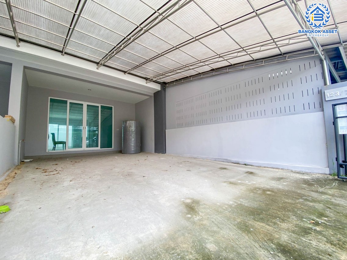 *****ทาวน์โฮมมือสองนนทบุรี โครงการ ดิเอ็กคลูซีฟ รัชดา-วงศ์สว่าง เนื้อที่กว้าง 24.4 ตร.ว. ฟังก์ชัน 3 ห้องนอน 3 ห้องน้ำ 2 ที่จอดรถ บ้านใหม่ ไม่เคยเข้าอยู่ บนทำเลโซนเมือง เดินทางสะดวก เชื่อมต่อ ถนนวงศ์สว่าง, ถนนติวานนท์, ถนนรัตนาธิเบศร์ ใกล้ทางด่วน "ศรีรัช" และรถไฟฟ้าสายสีม่วงสถานี "แยกติวานนท์" เพียง 5 นาทีเท่านั้น