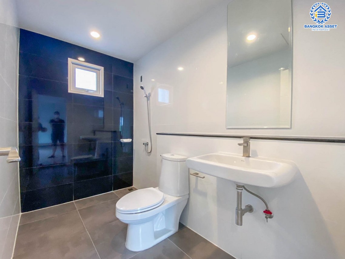 *****ทาวน์โฮมมือสองนนทบุรี โครงการ ดิเอ็กคลูซีฟ รัชดา-วงศ์สว่าง เนื้อที่กว้าง 24.4 ตร.ว. ฟังก์ชัน 3 ห้องนอน 3 ห้องน้ำ 2 ที่จอดรถ บ้านใหม่ ไม่เคยเข้าอยู่ บนทำเลโซนเมือง เดินทางสะดวก เชื่อมต่อ ถนนวงศ์สว่าง, ถนนติวานนท์, ถนนรัตนาธิเบศร์ ใกล้ทางด่วน "ศรีรัช" และรถไฟฟ้าสายสีม่วงสถานี "แยกติวานนท์" เพียง 5 นาทีเท่านั้น