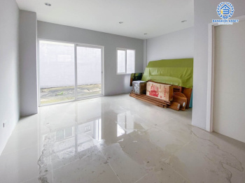 *****ทาวน์โฮมมือสองนนทบุรี โครงการ ดิเอ็กคลูซีฟ รัชดา-วงศ์สว่าง เนื้อที่กว้าง 24.4 ตร.ว. ฟังก์ชัน 3 ห้องนอน 3 ห้องน้ำ 2 ที่จอดรถ บ้านใหม่ ไม่เคยเข้าอยู่ บนทำเลโซนเมือง เดินทางสะดวก เชื่อมต่อ ถนนวงศ์สว่าง, ถนนติวานนท์, ถนนรัตนาธิเบศร์ ใกล้ทางด่วน "ศรีรัช" และรถไฟฟ้าสายสีม่วงสถานี "แยกติวานนท์" เพียง 5 นาทีเท่านั้น