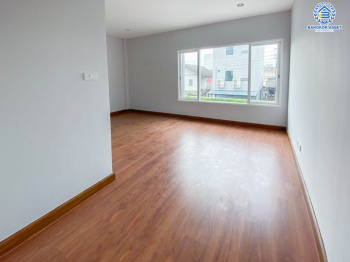 *****ทาวน์โฮมมือสองนนทบุรี โครงการ ดิเอ็กคลูซีฟ รัชดา-วงศ์สว่าง เนื้อที่กว้าง 24.4 ตร.ว. ฟังก์ชัน 3 ห้องนอน 3 ห้องน้ำ 2 ที่จอดรถ บ้านใหม่ ไม่เคยเข้าอยู่ บนทำเลโซนเมือง เดินทางสะดวก เชื่อมต่อ ถนนวงศ์สว่าง, ถนนติวานนท์, ถนนรัตนาธิเบศร์ ใกล้ทางด่วน "ศรีรัช" และรถไฟฟ้าสายสีม่วงสถานี "แยกติวานนท์" เพียง 5 นาทีเท่านั้น