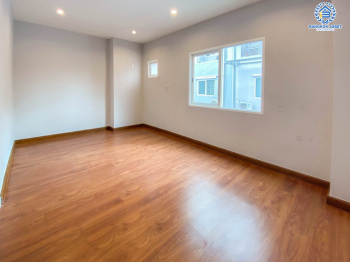 *****ทาวน์โฮมมือสองนนทบุรี โครงการ ดิเอ็กคลูซีฟ รัชดา-วงศ์สว่าง เนื้อที่กว้าง 24.4 ตร.ว. ฟังก์ชัน 3 ห้องนอน 3 ห้องน้ำ 2 ที่จอดรถ บ้านใหม่ ไม่เคยเข้าอยู่ บนทำเลโซนเมือง เดินทางสะดวก เชื่อมต่อ ถนนวงศ์สว่าง, ถนนติวานนท์, ถนนรัตนาธิเบศร์ ใกล้ทางด่วน "ศรีรัช" และรถไฟฟ้าสายสีม่วงสถานี "แยกติวานนท์" เพียง 5 นาทีเท่านั้น