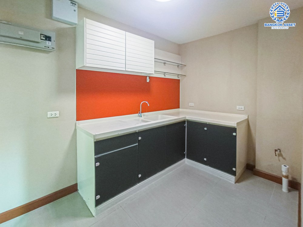 บ้านเดี่ยวมือสอง โครงการ คาซ่าวิลล์ ราชพฤกษ์ รัตนาธิเบศร์2 เนื้อที่ 53.20 ตร.ว. ฟังก์ชัน 3 ห้องนอน 3 ห้องน้ำ 2 ที่จอดรถ พร้อมเข้าอยู่ บนทำเลเดินทางสะดวก เชื่อมต่อถนนรัตนาธิเบศร์ ถนนติวานนท์ ใกล้รถไฟฟ้าสายสีม่วง "สถานีบางรักน้อยท่าอิฐ" และจุดขึ้นทางด่วน "ศรีรัช"...