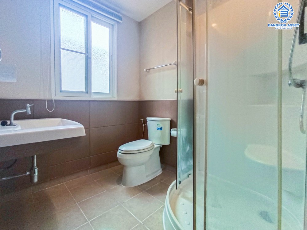 บ้านเดี่ยวมือสอง โครงการ คาซ่าวิลล์ ราชพฤกษ์ รัตนาธิเบศร์2 เนื้อที่ 53.20 ตร.ว. ฟังก์ชัน 3 ห้องนอน 3 ห้องน้ำ 2 ที่จอดรถ พร้อมเข้าอยู่ บนทำเลเดินทางสะดวก เชื่อมต่อถนนรัตนาธิเบศร์ ถนนติวานนท์ ใกล้รถไฟฟ้าสายสีม่วง "สถานีบางรักน้อยท่าอิฐ" และจุดขึ้นทางด่วน "ศรีรัช"...