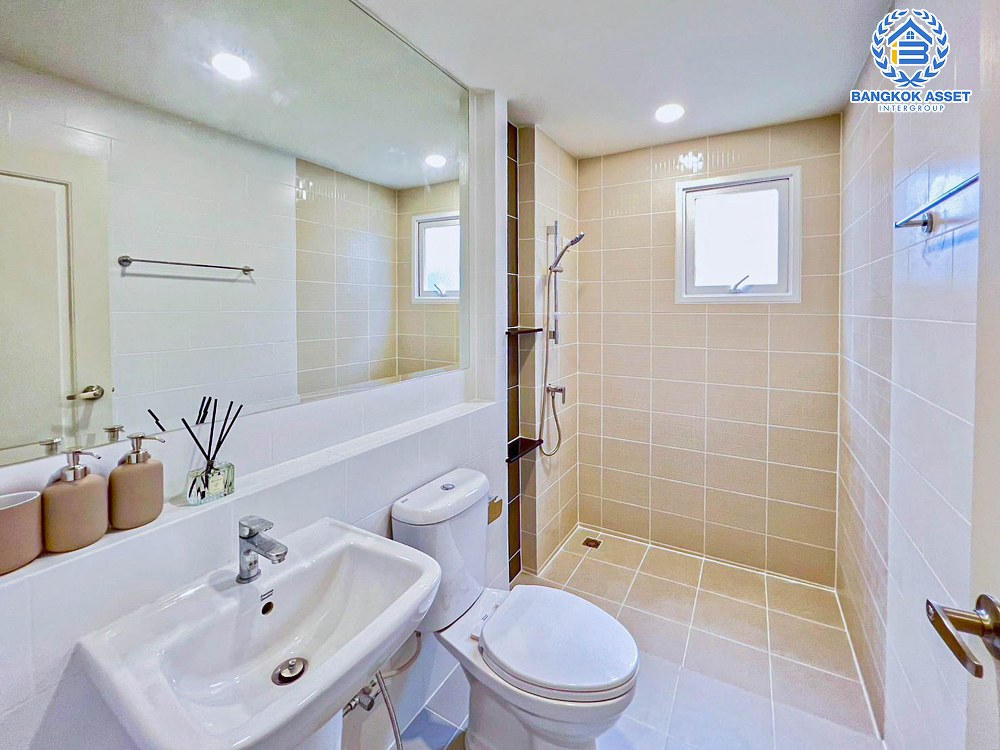 *****บ้านเดี่ยวมือสอง โครงการ เซนโทร พหลโยธิน-วิภาวดี เนื้อที่ 54.60 ตร.ว. ฟังก์ชัน 4 ห้องนอน 3 ห้องน้ำ ที่จอดรถ 2 คัน สภาพเหมือนใหม่ พร้อมเข้าอยู่ บนทำเลเดินทางสะดวกเชื่อมต่อถนนพหลโยธิน ถนนลำลูกกา ถนนสายไหม ถนนรังสิต-นครนายก ใกล้รถไฟฟ้าสายสีแดง "สถานีรังสิต" และทางด่วน "อุดรรัถยา"