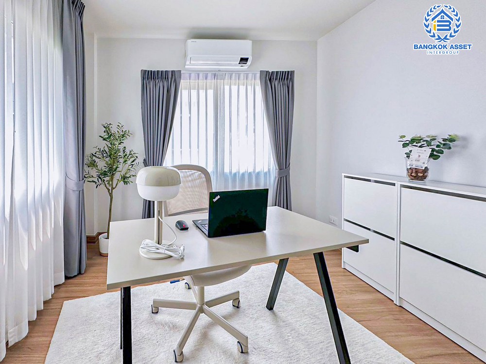 *****บ้านเดี่ยวมือสอง โครงการ เซนโทร พหลโยธิน-วิภาวดี เนื้อที่ 54.60 ตร.ว. ฟังก์ชัน 4 ห้องนอน 3 ห้องน้ำ ที่จอดรถ 2 คัน สภาพเหมือนใหม่ พร้อมเข้าอยู่ บนทำเลเดินทางสะดวกเชื่อมต่อถนนพหลโยธิน ถนนลำลูกกา ถนนสายไหม ถนนรังสิต-นครนายก ใกล้รถไฟฟ้าสายสีแดง "สถานีรังสิต" และทางด่วน "อุดรรัถยา"