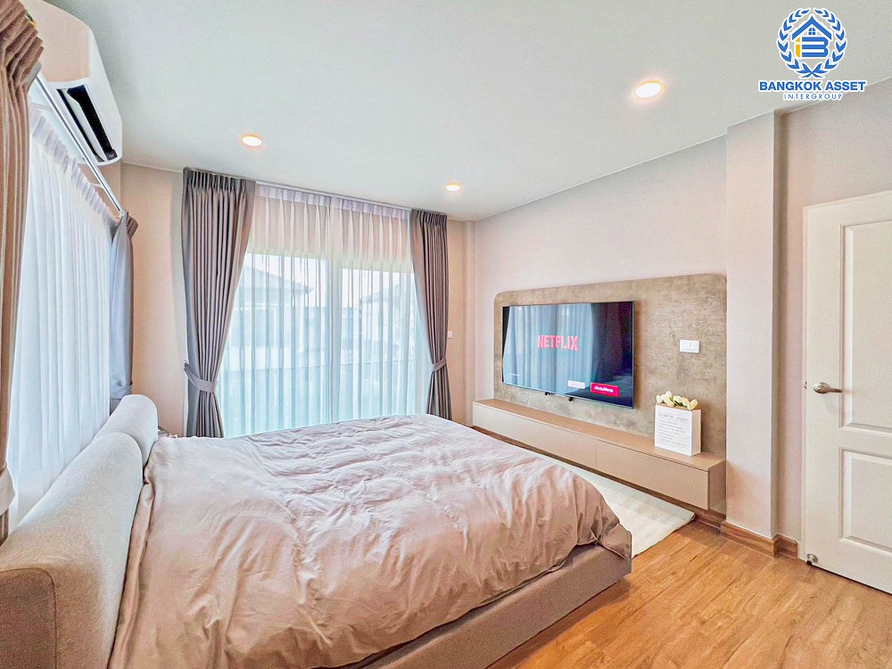 *****บ้านเดี่ยวมือสอง โครงการ เซนโทร พหลโยธิน-วิภาวดี เนื้อที่ 54.60 ตร.ว. ฟังก์ชัน 4 ห้องนอน 3 ห้องน้ำ ที่จอดรถ 2 คัน สภาพเหมือนใหม่ พร้อมเข้าอยู่ บนทำเลเดินทางสะดวกเชื่อมต่อถนนพหลโยธิน ถนนลำลูกกา ถนนสายไหม ถนนรังสิต-นครนายก ใกล้รถไฟฟ้าสายสีแดง "สถานีรังสิต" และทางด่วน "อุดรรัถยา"