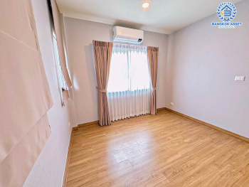 *****บ้านเดี่ยวมือสอง โครงการ เซนโทร พหลโยธิน-วิภาวดี เนื้อที่ 54.60 ตร.ว. ฟังก์ชัน 4 ห้องนอน 3 ห้องน้ำ ที่จอดรถ 2 คัน สภาพเหมือนใหม่ พร้อมเข้าอยู่ บนทำเลเดินทางสะดวกเชื่อมต่อถนนพหลโยธิน ถนนลำลูกกา ถนนสายไหม ถนนรังสิต-นครนายก ใกล้รถไฟฟ้าสายสีแดง "สถานีรังสิต" และทางด่วน "อุดรรัถยา"