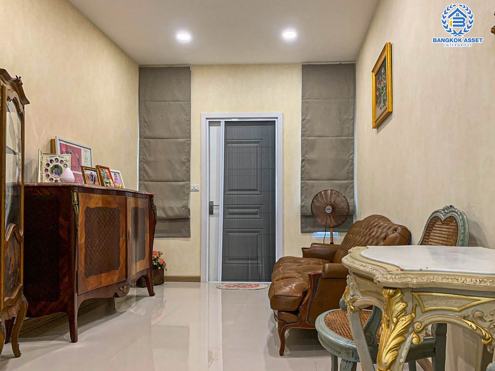 *****ทาวน์เฮ้าส์มือสองโครงการ บริติช เพลส ถนนพุทธมณฑลสาย5 เนื้อที่ 20.20 ตร.ว. ฟังก์ชัน 3 ห้องนอน 2 ห้องน้ำ ภายในตกแต่งสไตล์คลาสสิค พร้อมเข้าอยู่ บนทำเลเดินทางสะดวก เชื่อมต่อถนนพุทธมณฑลสาย5 ถนนปิ่นเกล้า-นครชัยศรี ถนนศาลายา-นครชัยศรี ใกล้รถไฟฟ้าสายสีแดง ตลิ่งชัน-ศาลายา