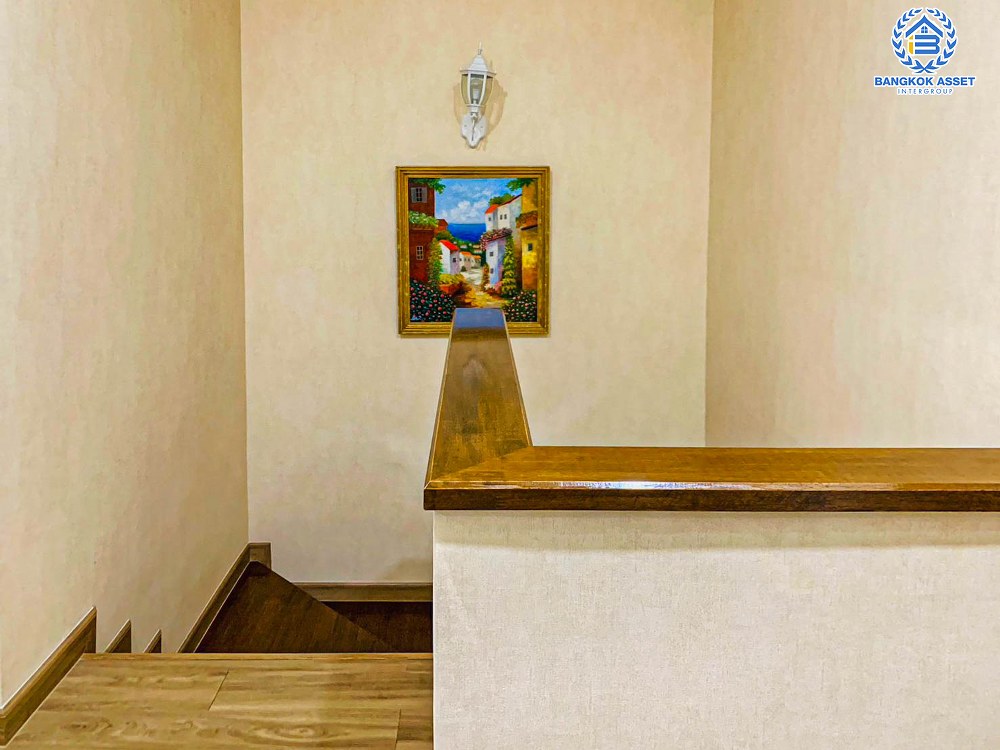 *****ทาวน์เฮ้าส์มือสองโครงการ บริติช เพลส ถนนพุทธมณฑลสาย5 เนื้อที่ 20.20 ตร.ว. ฟังก์ชัน 3 ห้องนอน 2 ห้องน้ำ ภายในตกแต่งสไตล์คลาสสิค พร้อมเข้าอยู่ บนทำเลเดินทางสะดวก เชื่อมต่อถนนพุทธมณฑลสาย5 ถนนปิ่นเกล้า-นครชัยศรี ถนนศาลายา-นครชัยศรี ใกล้รถไฟฟ้าสายสีแดง ตลิ่งชัน-ศาลายา