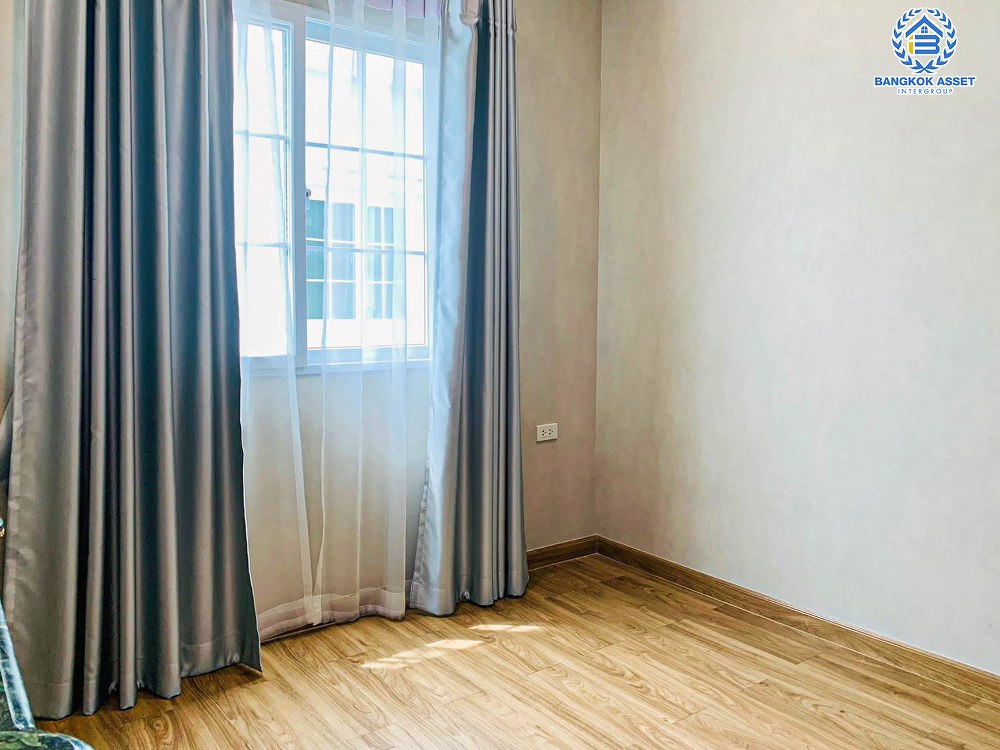 *****ทาวน์เฮ้าส์มือสองโครงการ บริติช เพลส ถนนพุทธมณฑลสาย5 เนื้อที่ 20.20 ตร.ว. ฟังก์ชัน 3 ห้องนอน 2 ห้องน้ำ ภายในตกแต่งสไตล์คลาสสิค พร้อมเข้าอยู่ บนทำเลเดินทางสะดวก เชื่อมต่อถนนพุทธมณฑลสาย5 ถนนปิ่นเกล้า-นครชัยศรี ถนนศาลายา-นครชัยศรี ใกล้รถไฟฟ้าสายสีแดง ตลิ่งชัน-ศาลายา