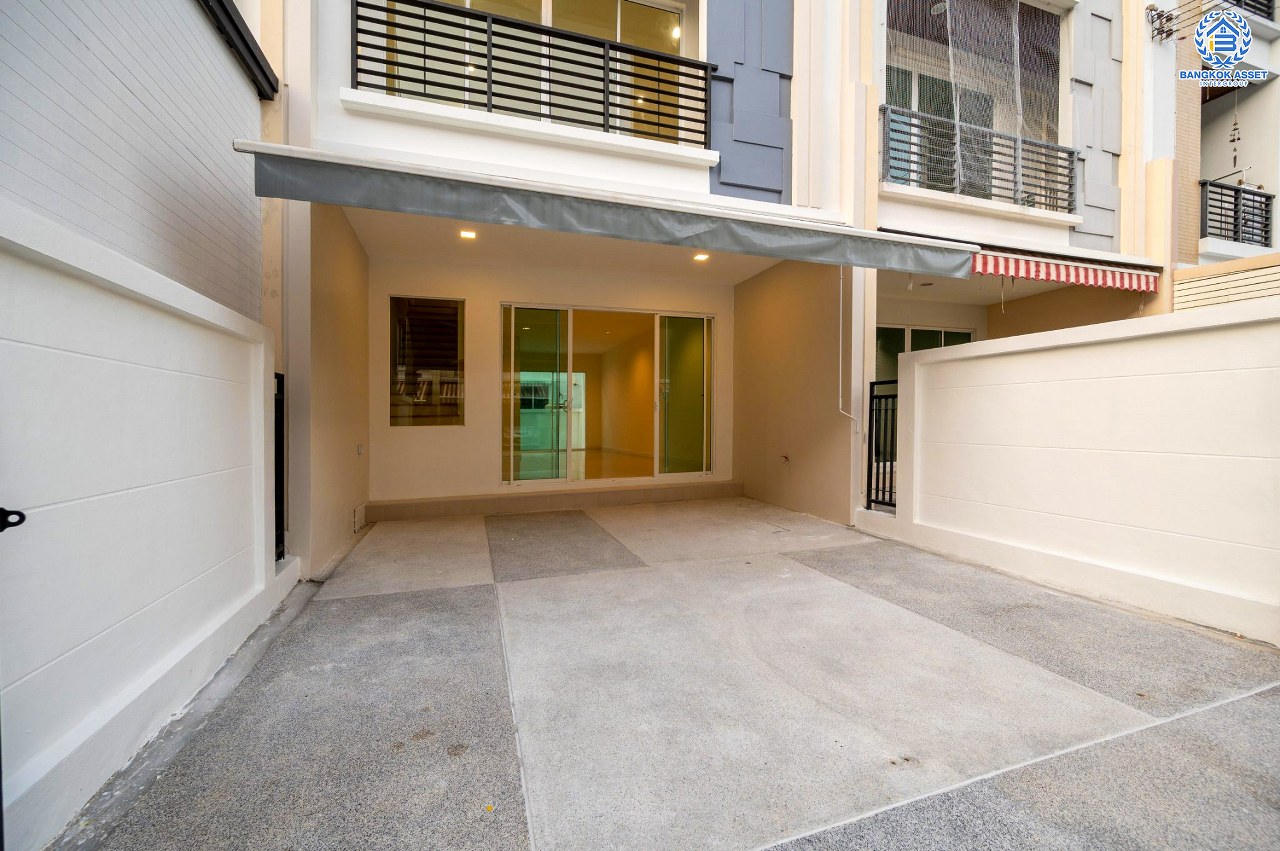 บ้านมือสองตกแต่งใหม่ ทำเลใจกลางเมือง โครงการ บ้านกลางเมือง ลาดพร้าว87 ทาวน์โฮม 3 ชั้น เนื้อที่ 20 ตร.ว. ฟังก์ชัน 3 ห้องนอน 3 ห้องน้ำ จอดรถได้ 2 คัน เชื่อมต่อทั้งถนนเกษตร-นวมินทร์, ลาดพร้าว, รัชโยธินฯ ใกล้ทางด่วนรามอินทรา และรถไฟฟ้าสายสีเหลือง "สถานีลาดพร้าว 83"