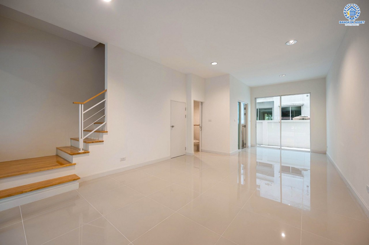 บ้านมือสองตกแต่งใหม่ ทำเลใจกลางเมือง โครงการ บ้านกลางเมือง ลาดพร้าว87 ทาวน์โฮม 3 ชั้น เนื้อที่ 20 ตร.ว. ฟังก์ชัน 3 ห้องนอน 3 ห้องน้ำ จอดรถได้ 2 คัน เชื่อมต่อทั้งถนนเกษตร-นวมินทร์, ลาดพร้าว, รัชโยธินฯ ใกล้ทางด่วนรามอินทรา และรถไฟฟ้าสายสีเหลือง "สถานีลาดพร้าว 83"