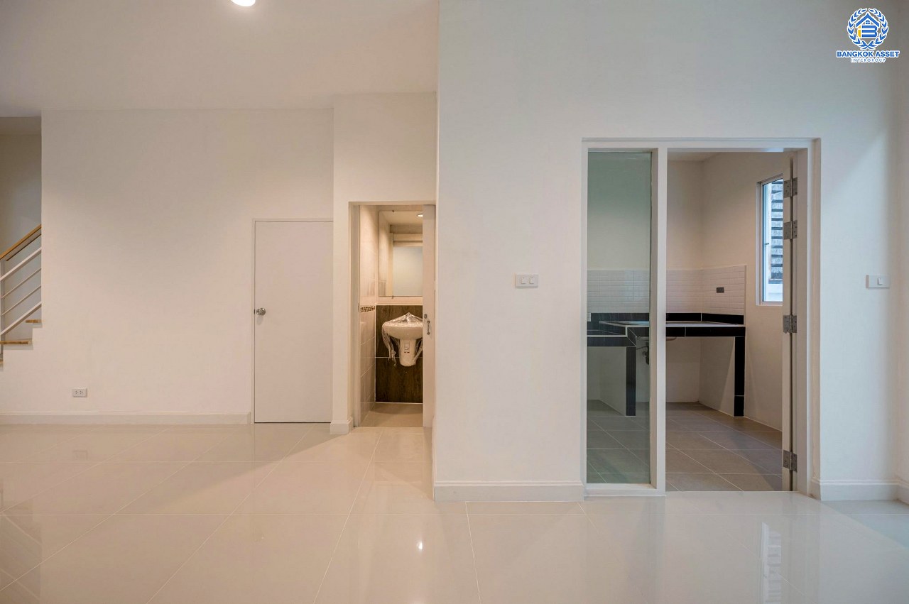 บ้านมือสองตกแต่งใหม่ ทำเลใจกลางเมือง โครงการ บ้านกลางเมือง ลาดพร้าว87 ทาวน์โฮม 3 ชั้น เนื้อที่ 20 ตร.ว. ฟังก์ชัน 3 ห้องนอน 3 ห้องน้ำ จอดรถได้ 2 คัน เชื่อมต่อทั้งถนนเกษตร-นวมินทร์, ลาดพร้าว, รัชโยธินฯ ใกล้ทางด่วนรามอินทรา และรถไฟฟ้าสายสีเหลือง "สถานีลาดพร้าว 83"