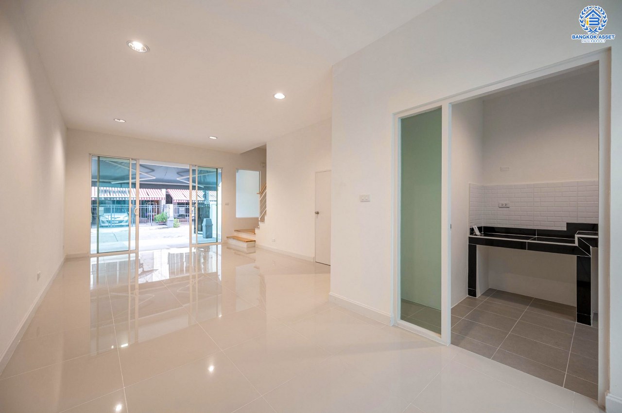 บ้านมือสองตกแต่งใหม่ ทำเลใจกลางเมือง โครงการ บ้านกลางเมือง ลาดพร้าว87 ทาวน์โฮม 3 ชั้น เนื้อที่ 20 ตร.ว. ฟังก์ชัน 3 ห้องนอน 3 ห้องน้ำ จอดรถได้ 2 คัน เชื่อมต่อทั้งถนนเกษตร-นวมินทร์, ลาดพร้าว, รัชโยธินฯ ใกล้ทางด่วนรามอินทรา และรถไฟฟ้าสายสีเหลือง "สถานีลาดพร้าว 83"