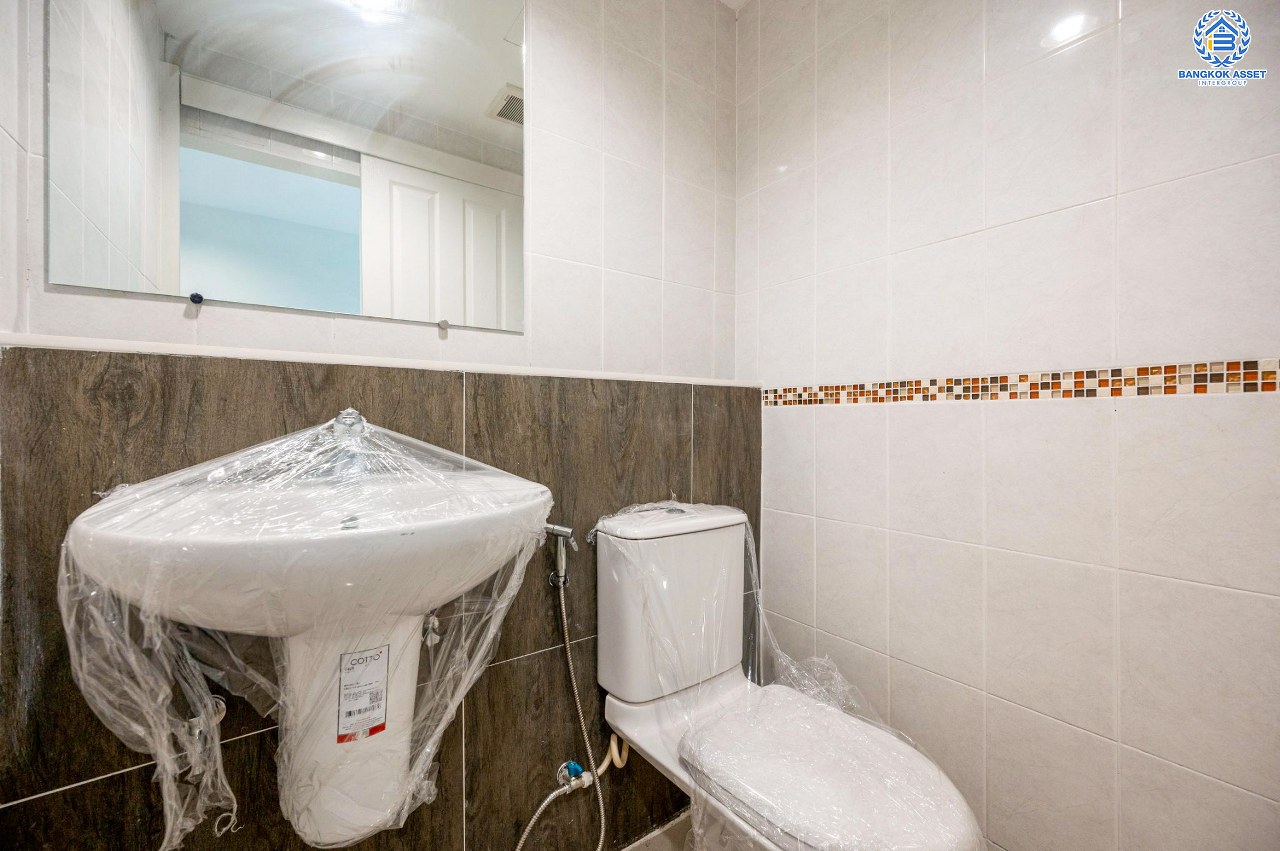 บ้านมือสองตกแต่งใหม่ ทำเลใจกลางเมือง โครงการ บ้านกลางเมือง ลาดพร้าว87 ทาวน์โฮม 3 ชั้น เนื้อที่ 20 ตร.ว. ฟังก์ชัน 3 ห้องนอน 3 ห้องน้ำ จอดรถได้ 2 คัน เชื่อมต่อทั้งถนนเกษตร-นวมินทร์, ลาดพร้าว, รัชโยธินฯ ใกล้ทางด่วนรามอินทรา และรถไฟฟ้าสายสีเหลือง "สถานีลาดพร้าว 83"