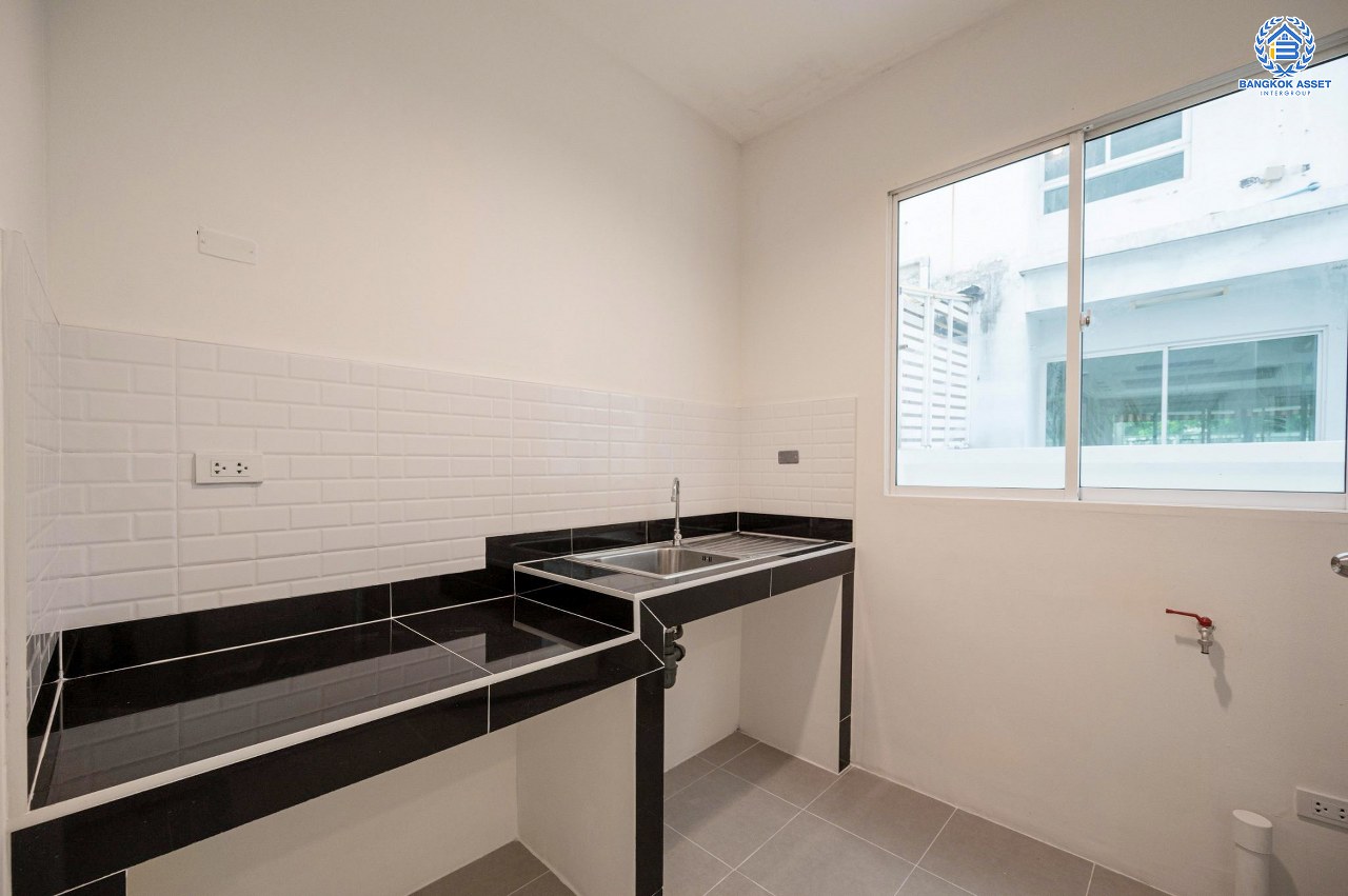 บ้านมือสองตกแต่งใหม่ ทำเลใจกลางเมือง โครงการ บ้านกลางเมือง ลาดพร้าว87 ทาวน์โฮม 3 ชั้น เนื้อที่ 20 ตร.ว. ฟังก์ชัน 3 ห้องนอน 3 ห้องน้ำ จอดรถได้ 2 คัน เชื่อมต่อทั้งถนนเกษตร-นวมินทร์, ลาดพร้าว, รัชโยธินฯ ใกล้ทางด่วนรามอินทรา และรถไฟฟ้าสายสีเหลือง "สถานีลาดพร้าว 83"