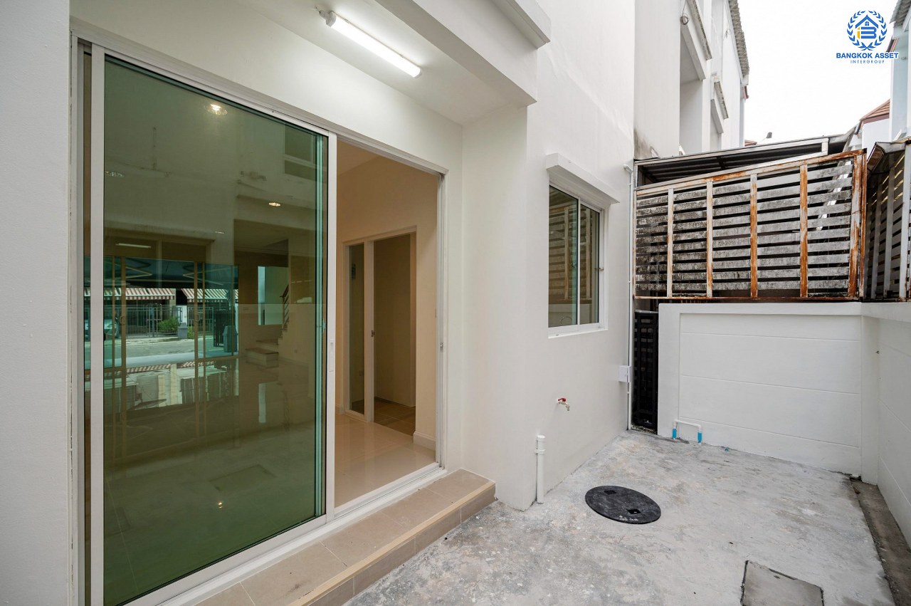 บ้านมือสองตกแต่งใหม่ ทำเลใจกลางเมือง โครงการ บ้านกลางเมือง ลาดพร้าว87 ทาวน์โฮม 3 ชั้น เนื้อที่ 20 ตร.ว. ฟังก์ชัน 3 ห้องนอน 3 ห้องน้ำ จอดรถได้ 2 คัน เชื่อมต่อทั้งถนนเกษตร-นวมินทร์, ลาดพร้าว, รัชโยธินฯ ใกล้ทางด่วนรามอินทรา และรถไฟฟ้าสายสีเหลือง "สถานีลาดพร้าว 83"