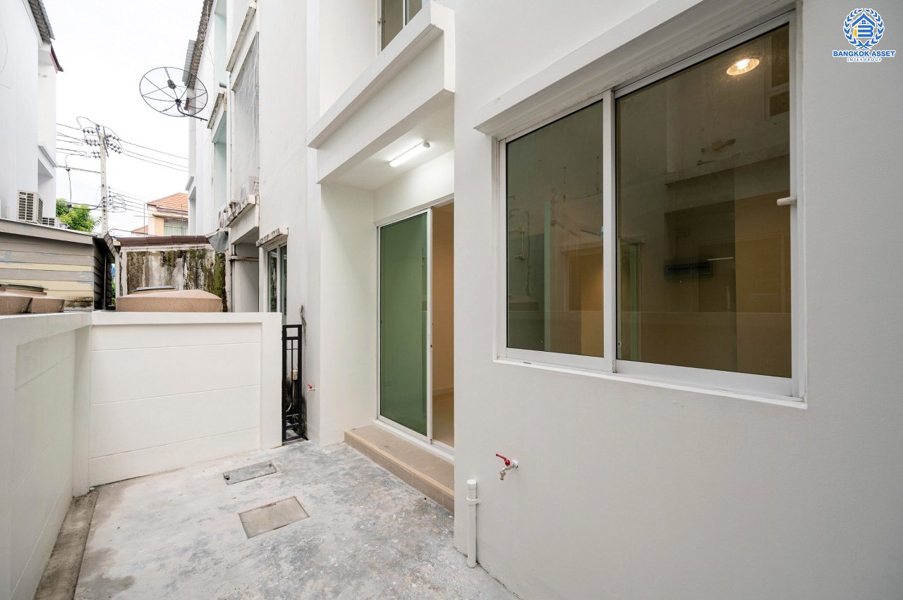 บ้านมือสองตกแต่งใหม่ ทำเลใจกลางเมือง โครงการ บ้านกลางเมือง ลาดพร้าว87 ทาวน์โฮม 3 ชั้น เนื้อที่ 20 ตร.ว. ฟังก์ชัน 3 ห้องนอน 3 ห้องน้ำ จอดรถได้ 2 คัน เชื่อมต่อทั้งถนนเกษตร-นวมินทร์, ลาดพร้าว, รัชโยธินฯ ใกล้ทางด่วนรามอินทรา และรถไฟฟ้าสายสีเหลือง "สถานีลาดพร้าว 83"