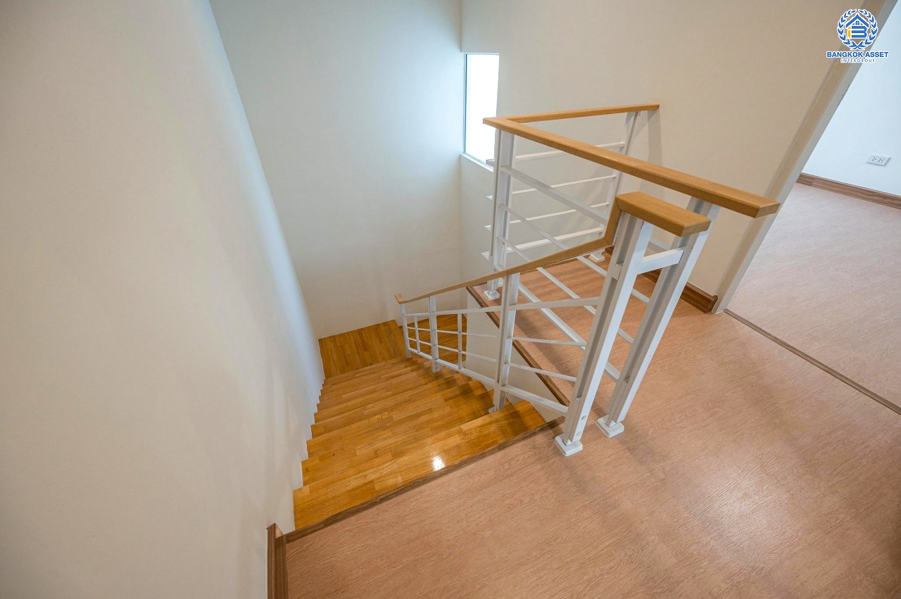 บ้านมือสองตกแต่งใหม่ ทำเลใจกลางเมือง โครงการ บ้านกลางเมือง ลาดพร้าว87 ทาวน์โฮม 3 ชั้น เนื้อที่ 20 ตร.ว. ฟังก์ชัน 3 ห้องนอน 3 ห้องน้ำ จอดรถได้ 2 คัน เชื่อมต่อทั้งถนนเกษตร-นวมินทร์, ลาดพร้าว, รัชโยธินฯ ใกล้ทางด่วนรามอินทรา และรถไฟฟ้าสายสีเหลือง "สถานีลาดพร้าว 83"