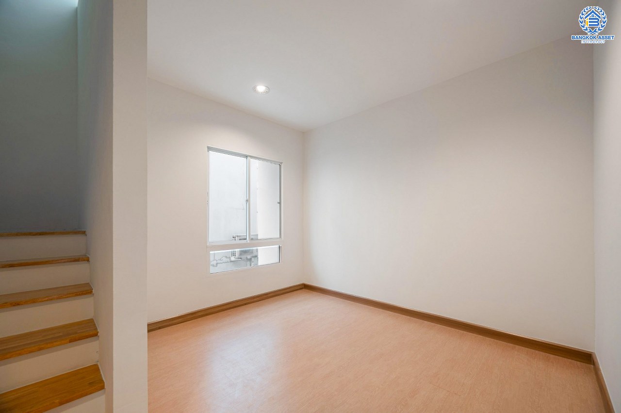 บ้านมือสองตกแต่งใหม่ ทำเลใจกลางเมือง โครงการ บ้านกลางเมือง ลาดพร้าว87 ทาวน์โฮม 3 ชั้น เนื้อที่ 20 ตร.ว. ฟังก์ชัน 3 ห้องนอน 3 ห้องน้ำ จอดรถได้ 2 คัน เชื่อมต่อทั้งถนนเกษตร-นวมินทร์, ลาดพร้าว, รัชโยธินฯ ใกล้ทางด่วนรามอินทรา และรถไฟฟ้าสายสีเหลือง "สถานีลาดพร้าว 83"