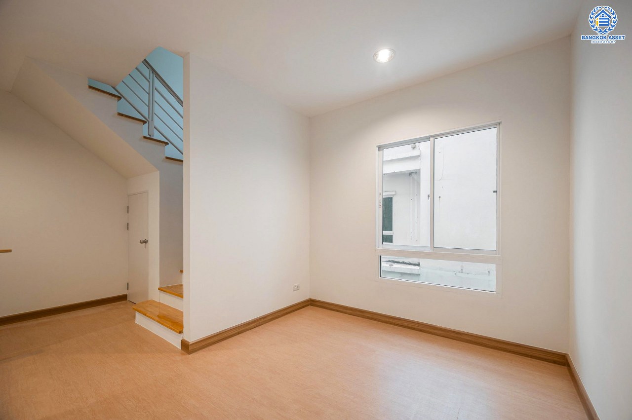 บ้านมือสองตกแต่งใหม่ ทำเลใจกลางเมือง โครงการ บ้านกลางเมือง ลาดพร้าว87 ทาวน์โฮม 3 ชั้น เนื้อที่ 20 ตร.ว. ฟังก์ชัน 3 ห้องนอน 3 ห้องน้ำ จอดรถได้ 2 คัน เชื่อมต่อทั้งถนนเกษตร-นวมินทร์, ลาดพร้าว, รัชโยธินฯ ใกล้ทางด่วนรามอินทรา และรถไฟฟ้าสายสีเหลือง "สถานีลาดพร้าว 83"