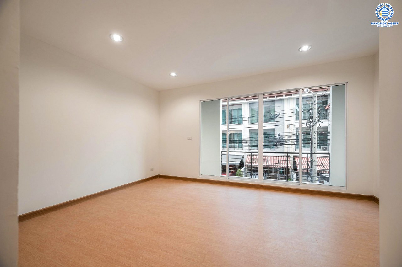 บ้านมือสองตกแต่งใหม่ ทำเลใจกลางเมือง โครงการ บ้านกลางเมือง ลาดพร้าว87 ทาวน์โฮม 3 ชั้น เนื้อที่ 20 ตร.ว. ฟังก์ชัน 3 ห้องนอน 3 ห้องน้ำ จอดรถได้ 2 คัน เชื่อมต่อทั้งถนนเกษตร-นวมินทร์, ลาดพร้าว, รัชโยธินฯ ใกล้ทางด่วนรามอินทรา และรถไฟฟ้าสายสีเหลือง "สถานีลาดพร้าว 83"