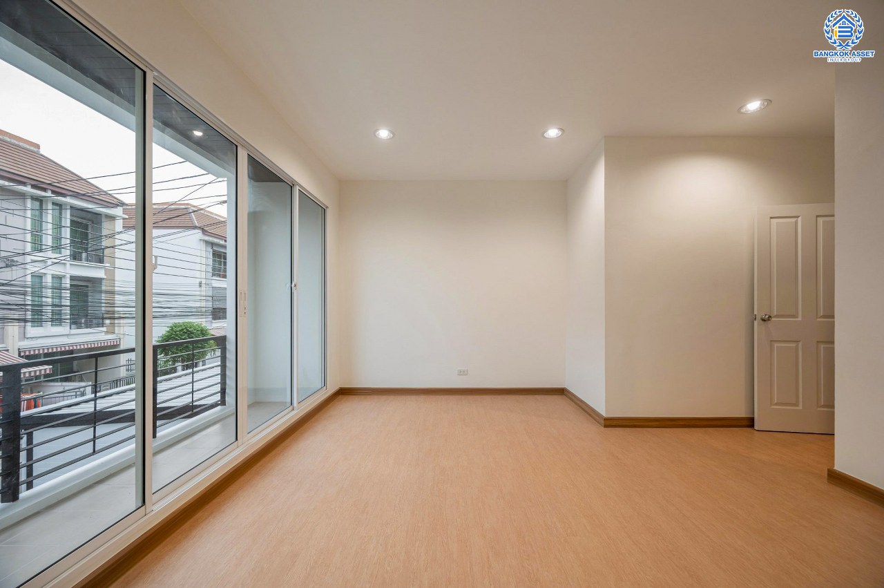 บ้านมือสองตกแต่งใหม่ ทำเลใจกลางเมือง โครงการ บ้านกลางเมือง ลาดพร้าว87 ทาวน์โฮม 3 ชั้น เนื้อที่ 20 ตร.ว. ฟังก์ชัน 3 ห้องนอน 3 ห้องน้ำ จอดรถได้ 2 คัน เชื่อมต่อทั้งถนนเกษตร-นวมินทร์, ลาดพร้าว, รัชโยธินฯ ใกล้ทางด่วนรามอินทรา และรถไฟฟ้าสายสีเหลือง "สถานีลาดพร้าว 83"